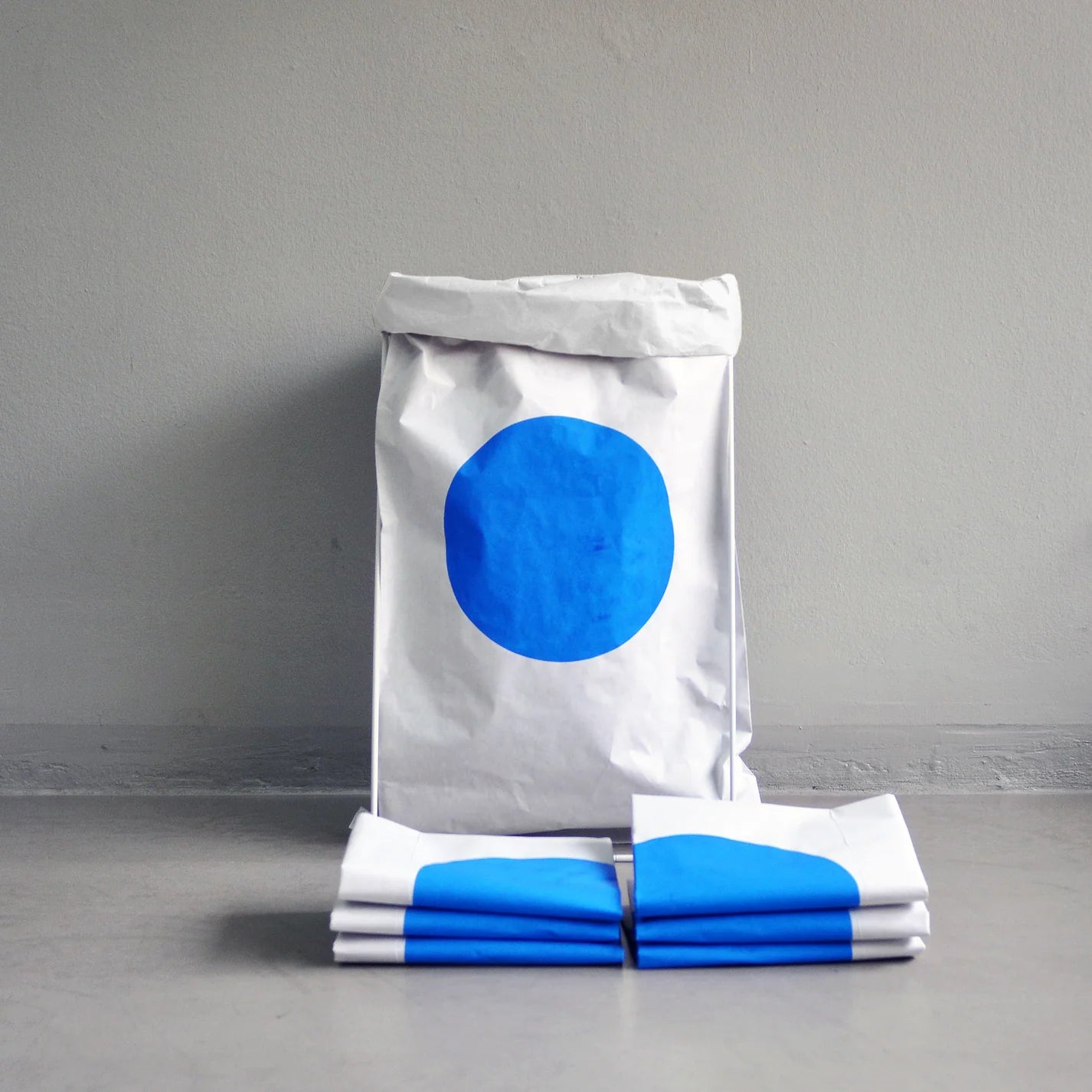 PAPER BAG WITH STAND